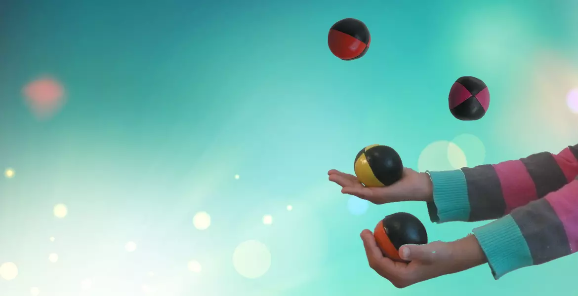 kinderhände jonglieren bunte bälle